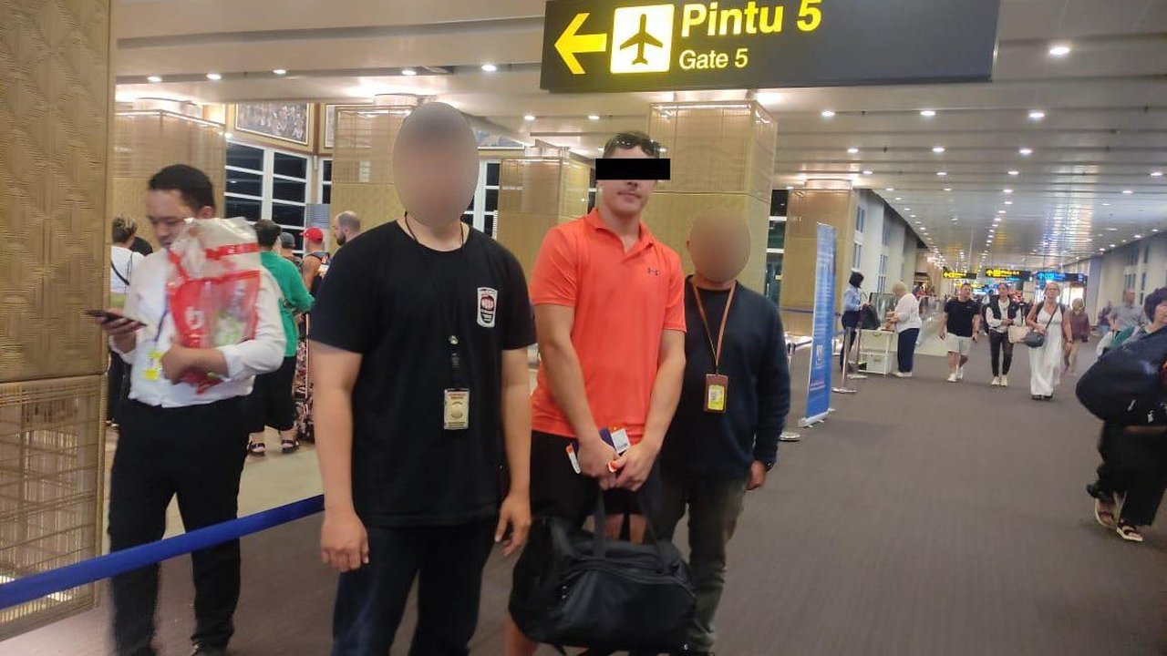 Bule Australia yang Pukul Sopir Taksi Akhirnya Dideportasi dari Bali