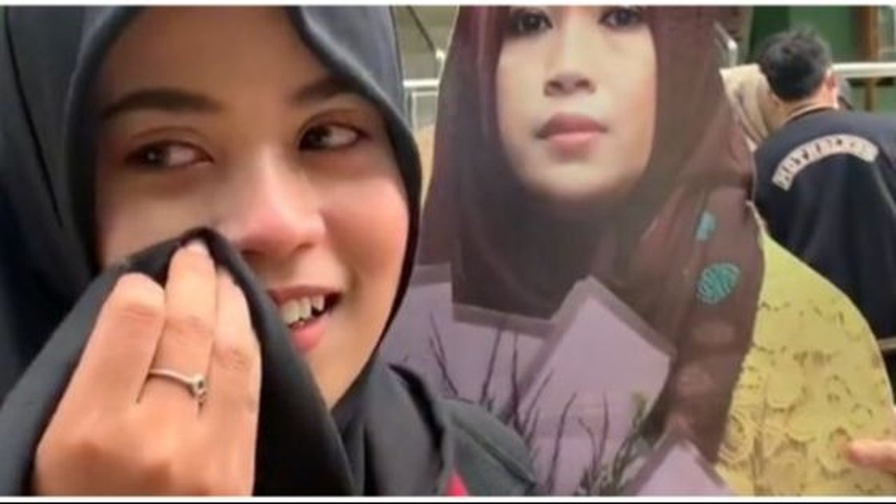 Momen Wanita Dapat Standee Foto Almarhum Ibunya usai Sidang Skripsi Ini Viral, Bikin Haru