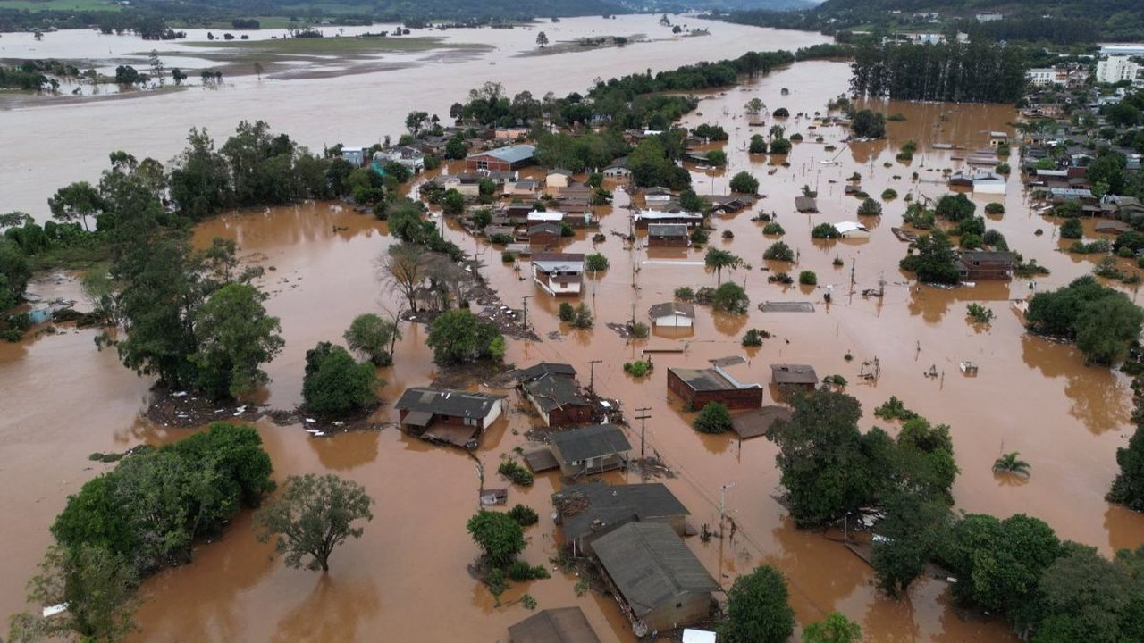 FOTO: Terparah Sejak 1941, Begini Penampakan Banjir Terjang Selatan Brasil: Korban Dievakuasi Pakai Helikopter