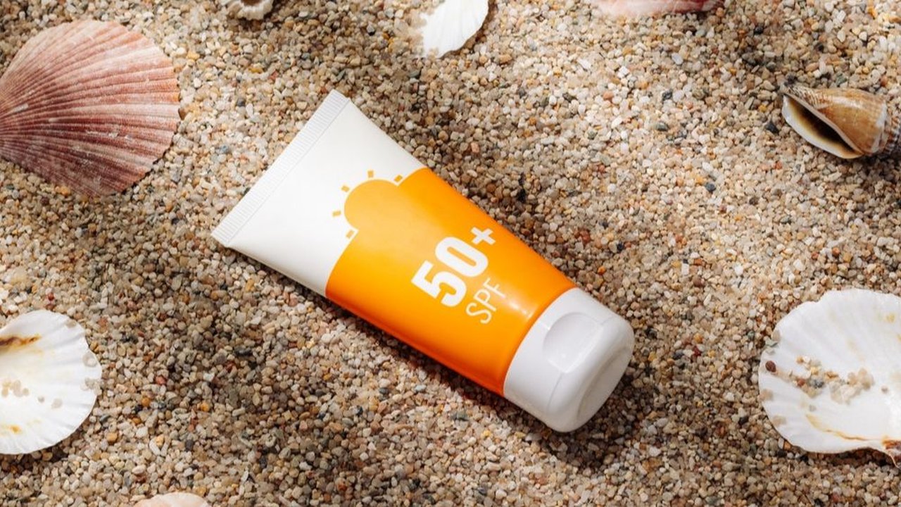 10 Produk Sunscreen Terbaik untuk Kulit Kering Edisi Terbaru 2024