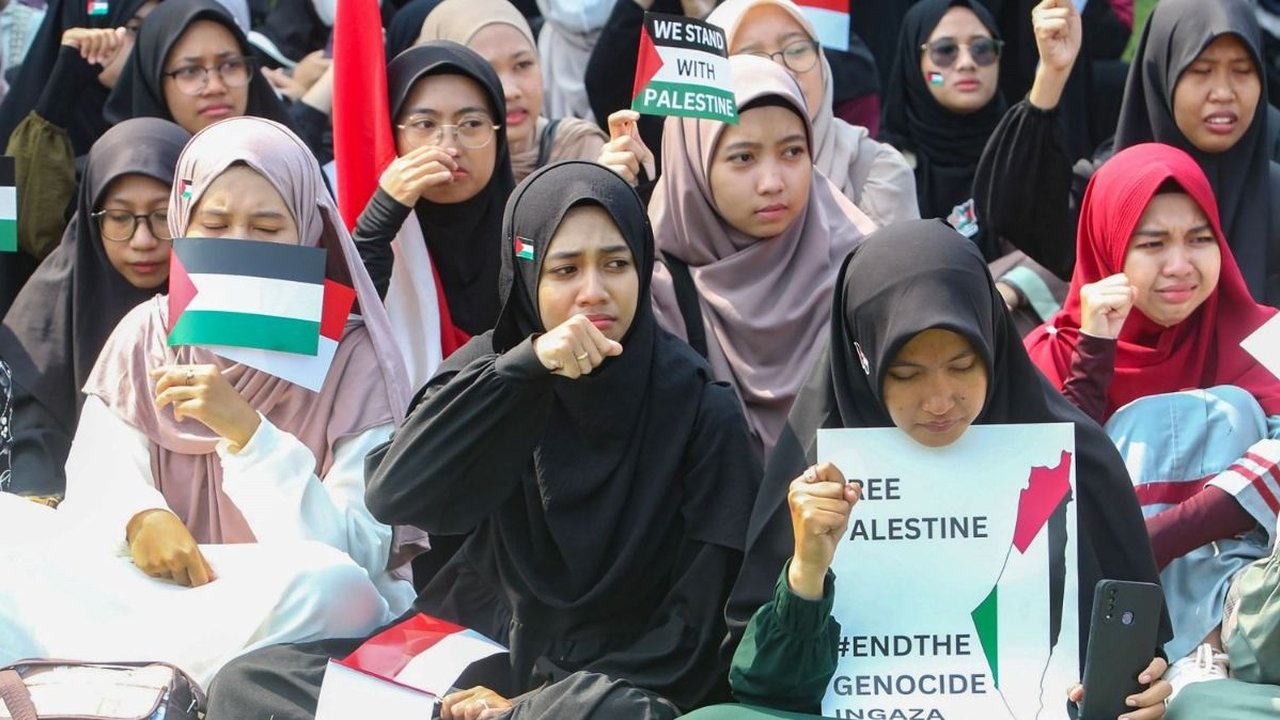 FOTO: Tangis Mahasiswa IPB Tuntut Hentikan Genosida Israel di Jalur Gaza saat Aksi Solidaritas Palestina