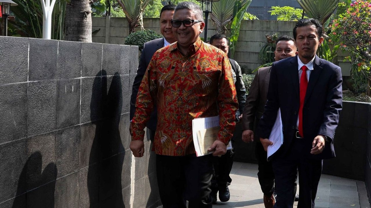 FOTO: Senyum Hasto Kristiyanto Tiba di KPK Sebelum Diperiksa untuk Kasus Harun Masiku