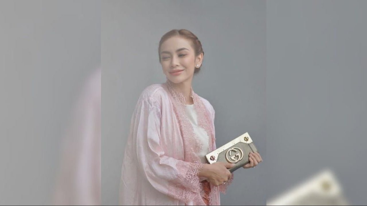 10 Potret Cantik Masayu Anastasia di Acara Wisuda Sang Anak, Penampilannya Mencuri Perhatian dalam Balutan Busana Tradisional