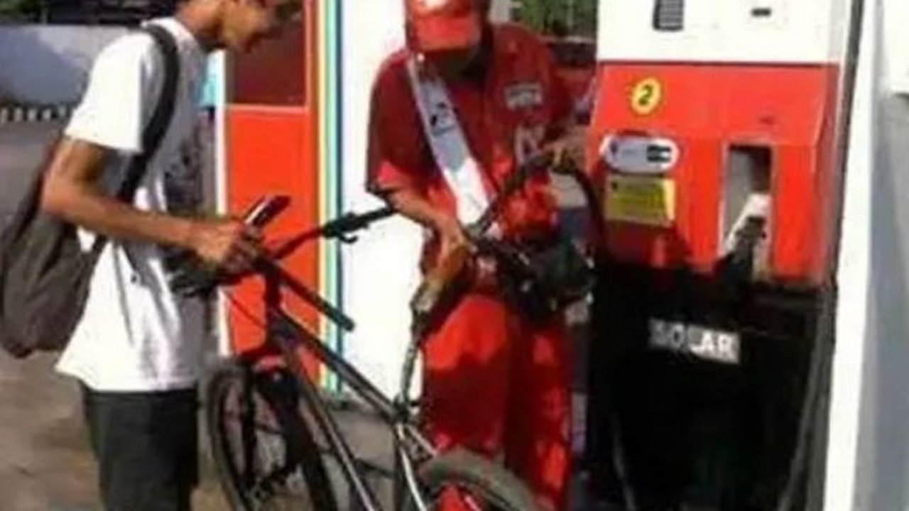 10 Potret Momen Kendaraan Random Isi Bensin di SPBU yang Sukses Bikin Melongo