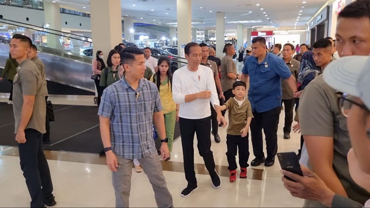 Momen Mesra Jokowi Gandeng Cucu Jalan-Jalan, Beli Mainan HT Paspampres