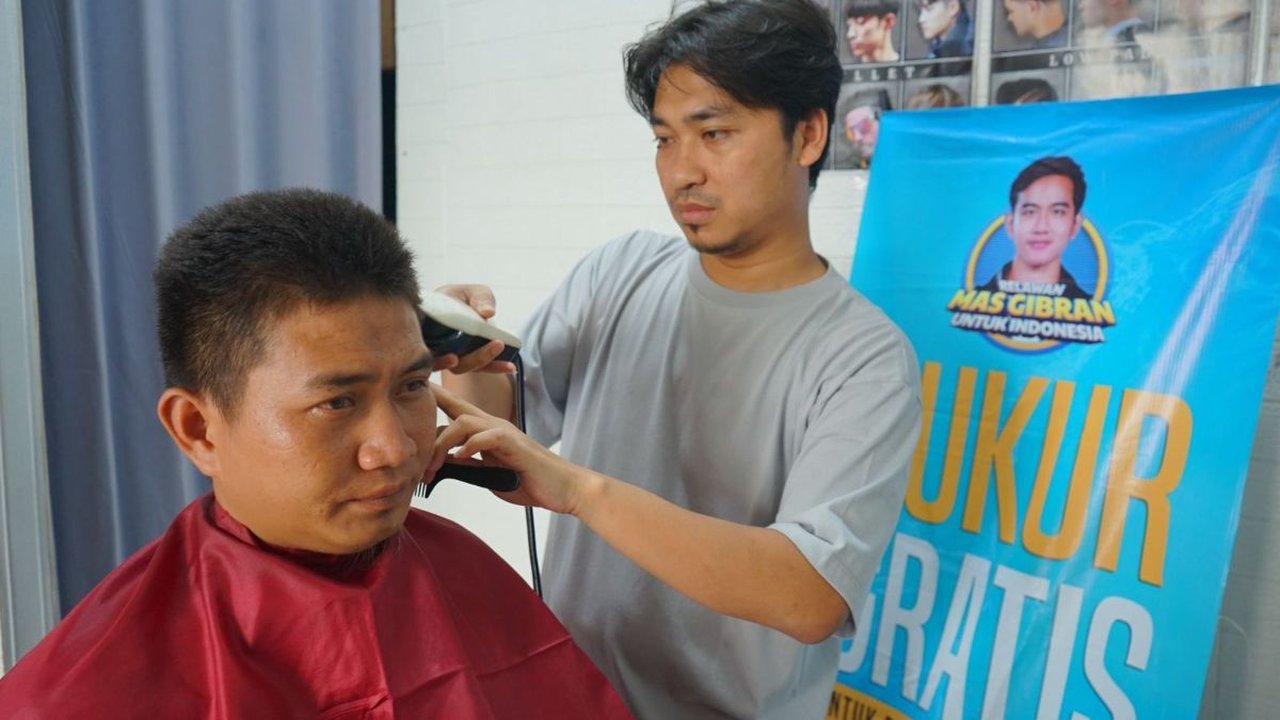 Ojol di Jakarta dan Tangsel Dapat Bantuan Sembako dan Cukur Rambut Gratis