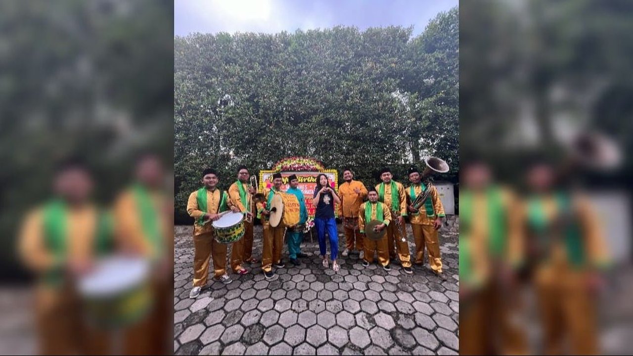 Potret Ultah Hesti Purwadinata ke-41, Kaget Disambut Kesenian Tanjidor di Depan Rumah