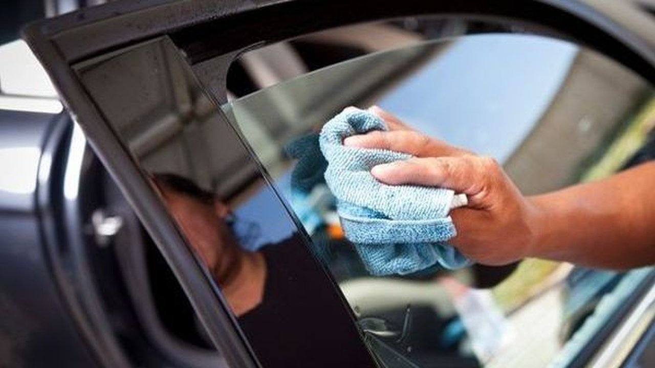 Tips Mudah Membersihkan Kaca Film Mobil Agar Tetap Awet Bertahun-tahun