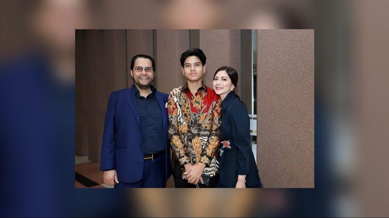 Potret Ganteng Xavier Putra Cut Keke di Momen Wisuda, Penampilannya Bikin Salfok