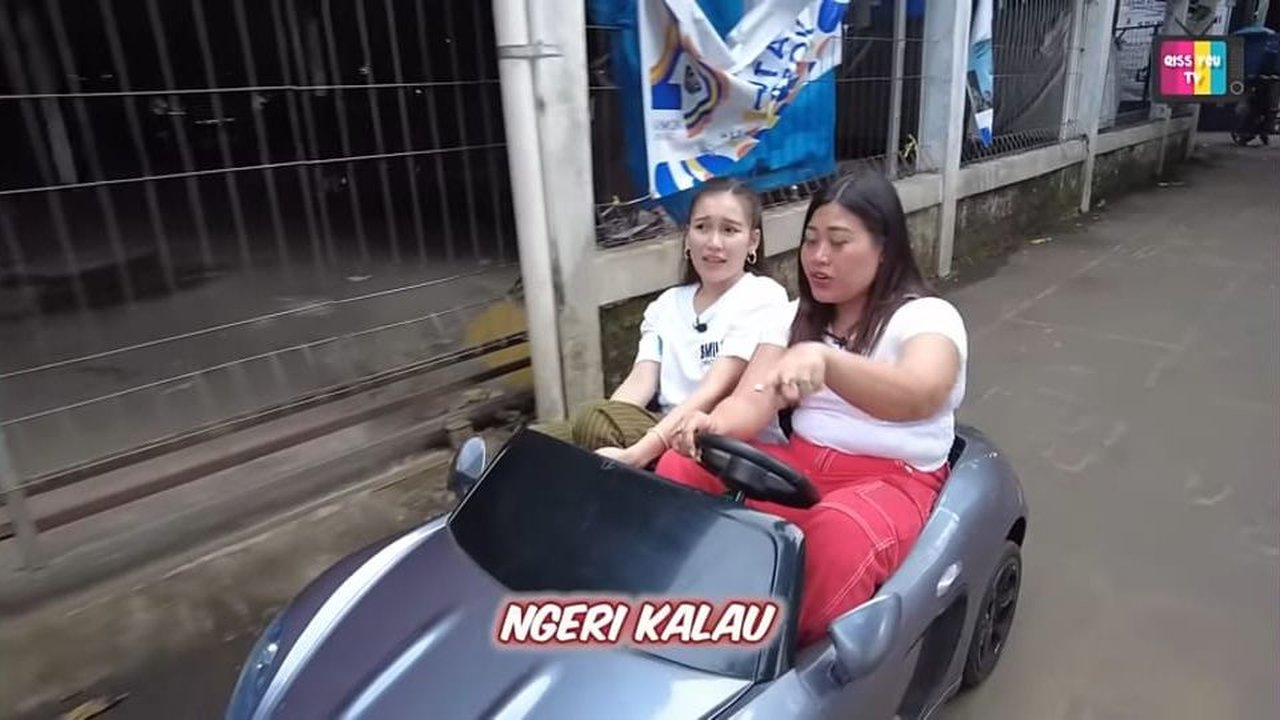 Bikin Ngakak, Ayu Ting Ting dan Boyen Keliling Naik Mobil 'Mini' di Gang Rumah