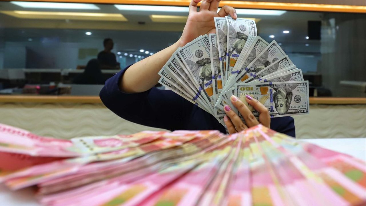 FOTO: Rupiah Anjlok Lagi, Melemah 38 Poin Jadi Rp16.413 per Dolar AS