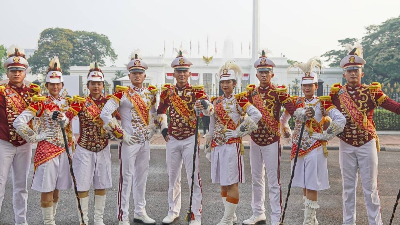 Jenderal Bintang Dua Polri Dapat Kejutan dari Taruna Akpol di Hari Istimewa, Netizen Salfok ke Pasangan Bawa Bunga