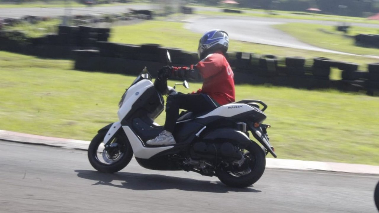 Melakukan uji coba terhadap Fitur Y-Shift pada NMAX Turbo di Sirkuit Kecil, menghasilkan akselerasi yang spontan.