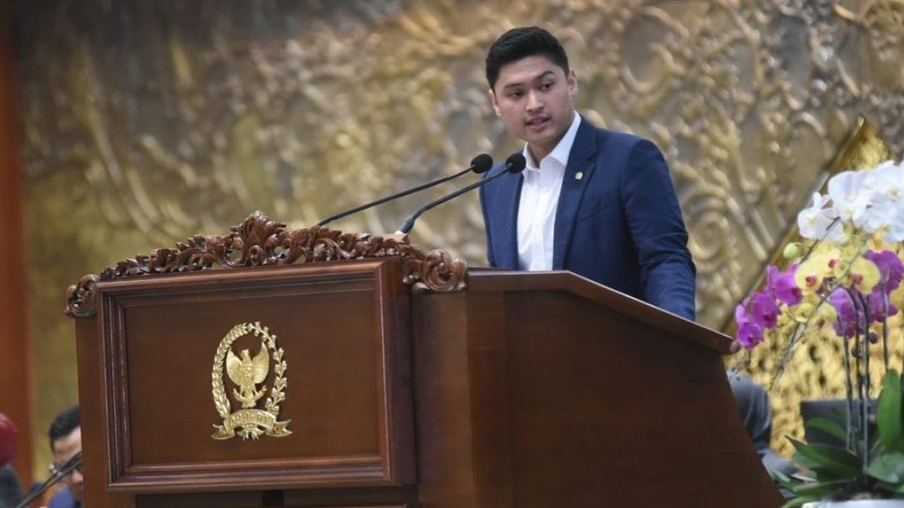 Potret Tampan dan Berkarismanya Rizki Natakusumah, Suami Beby Tsabina Saat Bekerja di DPR