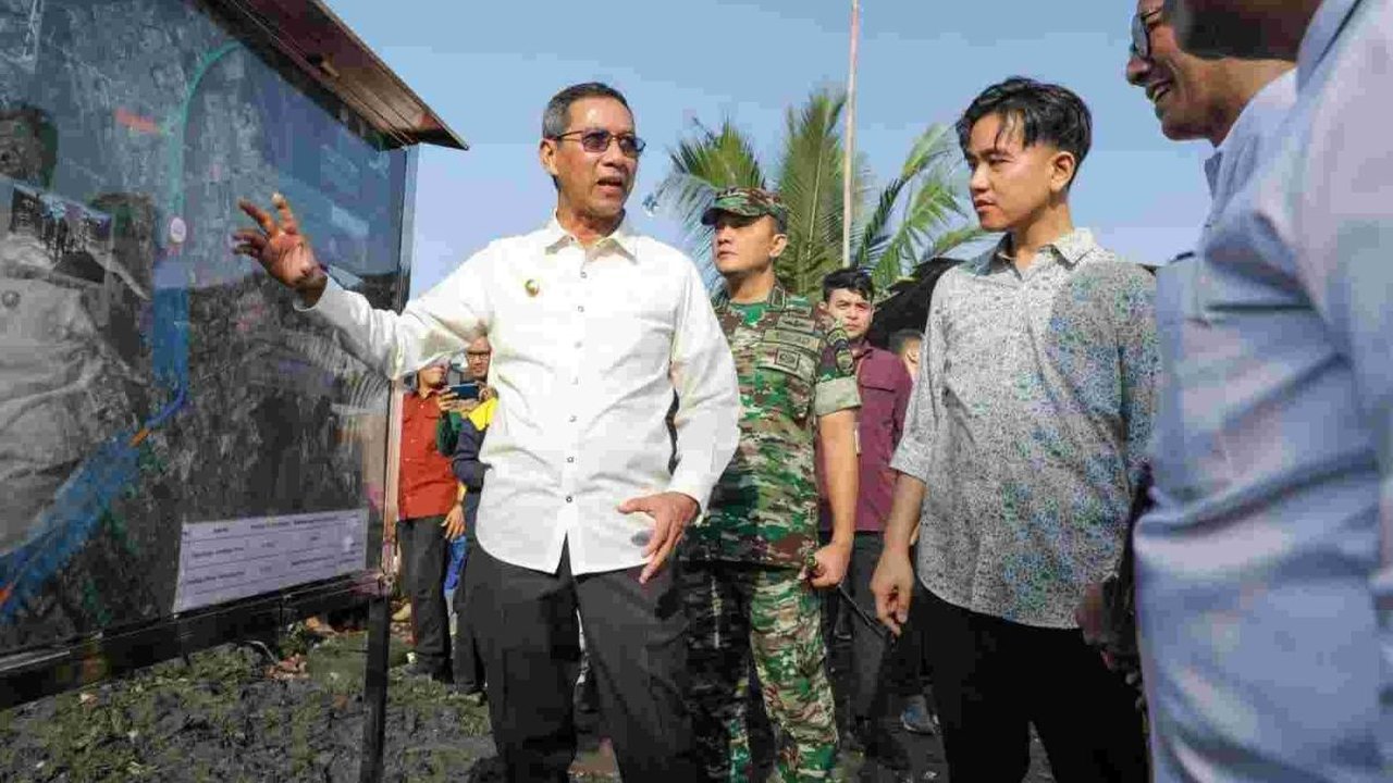 Reaksi Kompak Heru Budi dan Gibran Saat Ditanya Bahas Pilgub Jakarta Saat Tinjau Kali Semongol