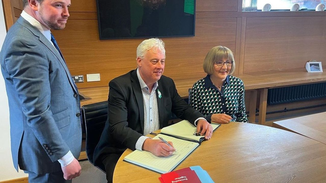 Sambil Menangis, Anggota Parlemen Irlandia Berdoa Netanyahu & Para Jenderal Israel Dibakar di Neraka