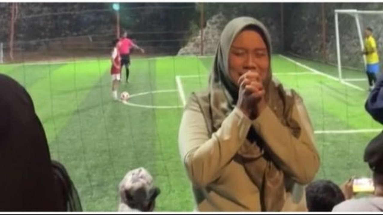 Momen Ibu Guru Balik Badan dan Doakan Siswanya yang Akan Lakukan Tendangan Penalti, Berhasil Cetak Gol