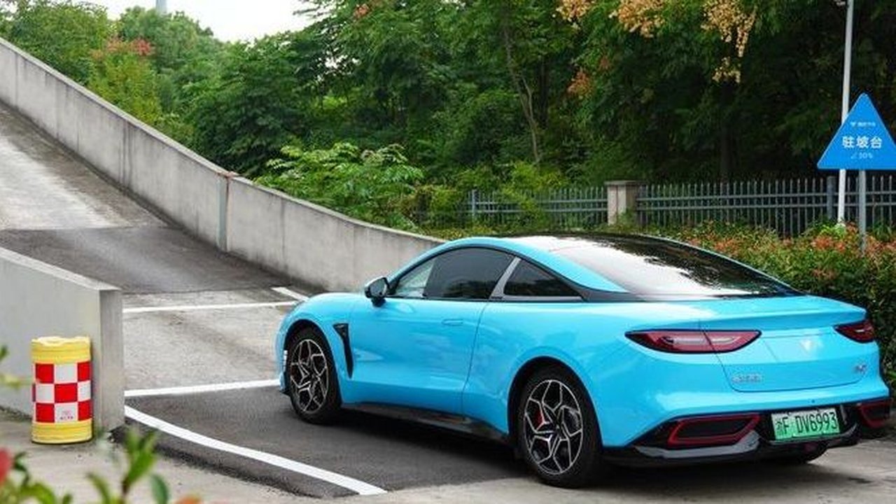 Ternyata ada caranya untuk mengendarai mobil listrik di tanjakan.