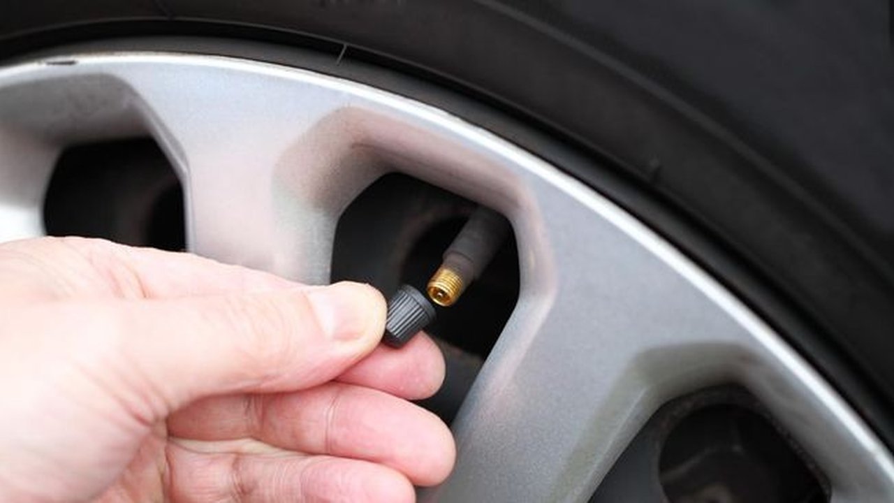 lima fungsi dari tutup pentil ban motor dan mobil yang ukurannya kecil namun berdampak besar.