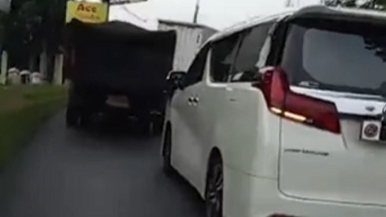 Tak Sabaran, Mobil Mewah Berpelat DPR RI Terus Menerus Bunyikan Strobo buat 'Usir' Truk di Depannya