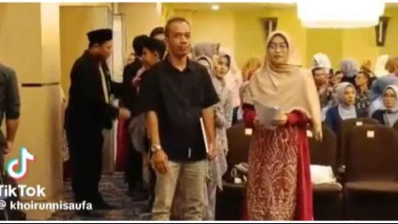 Tabah dan Penuh Senyum, Ayah Ini Datang Wakili Putranya yang Meninggal H-2 Jelang Wisuda SMP