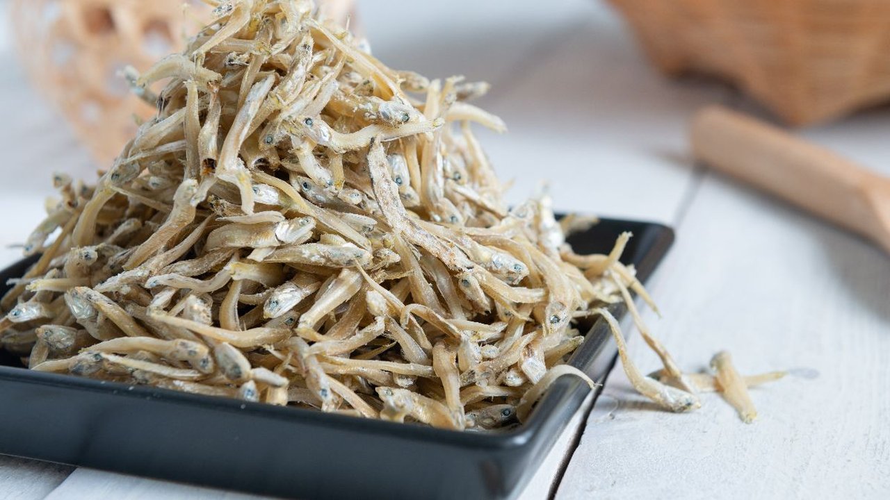 Tambah 1 Bahan Saja, Ini Trik Minimalkan Rasa Asin Ikan Teri