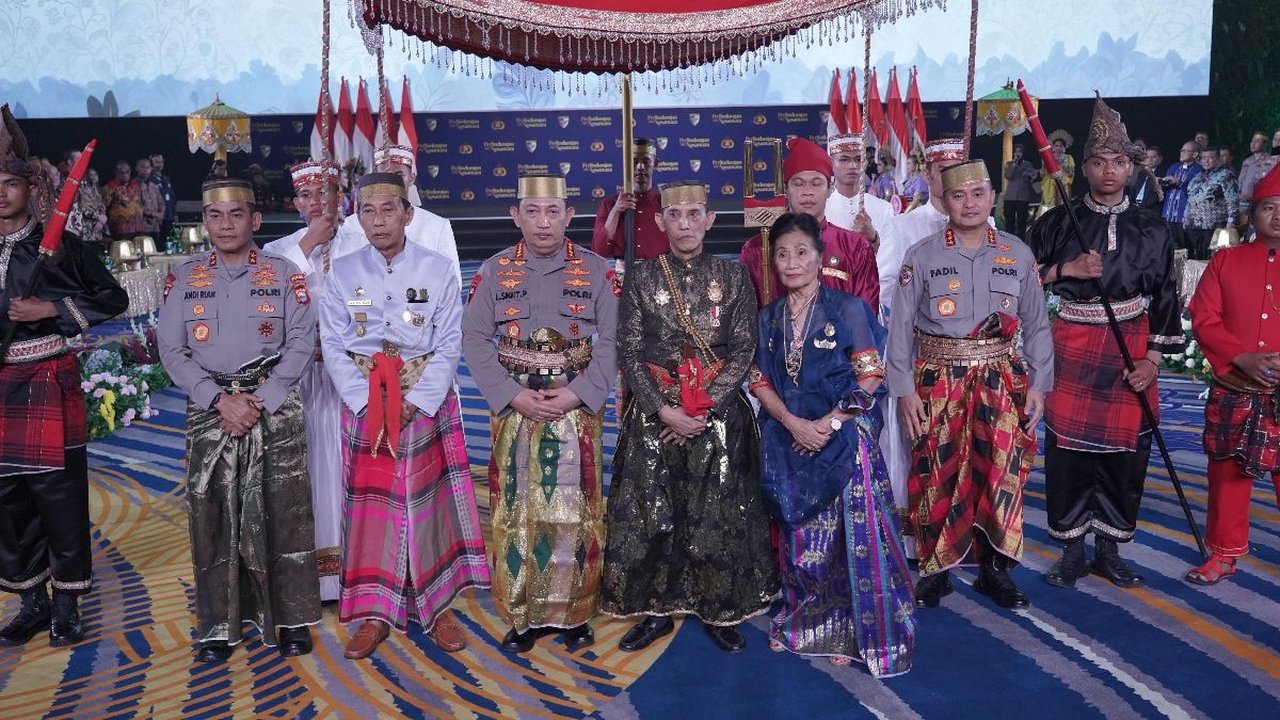 Kapolri Dapat Gelar Adat-Pusaka dari Dewan Adat dan Kerajaan di Sulawesi Selatan