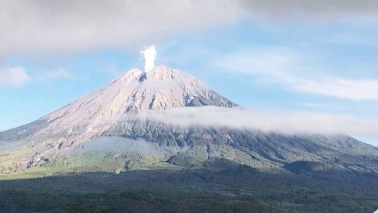 Gunung Semeru Kembali Erupsi, Lontarkan Abu Vulkanik Setinggi 800 Meter