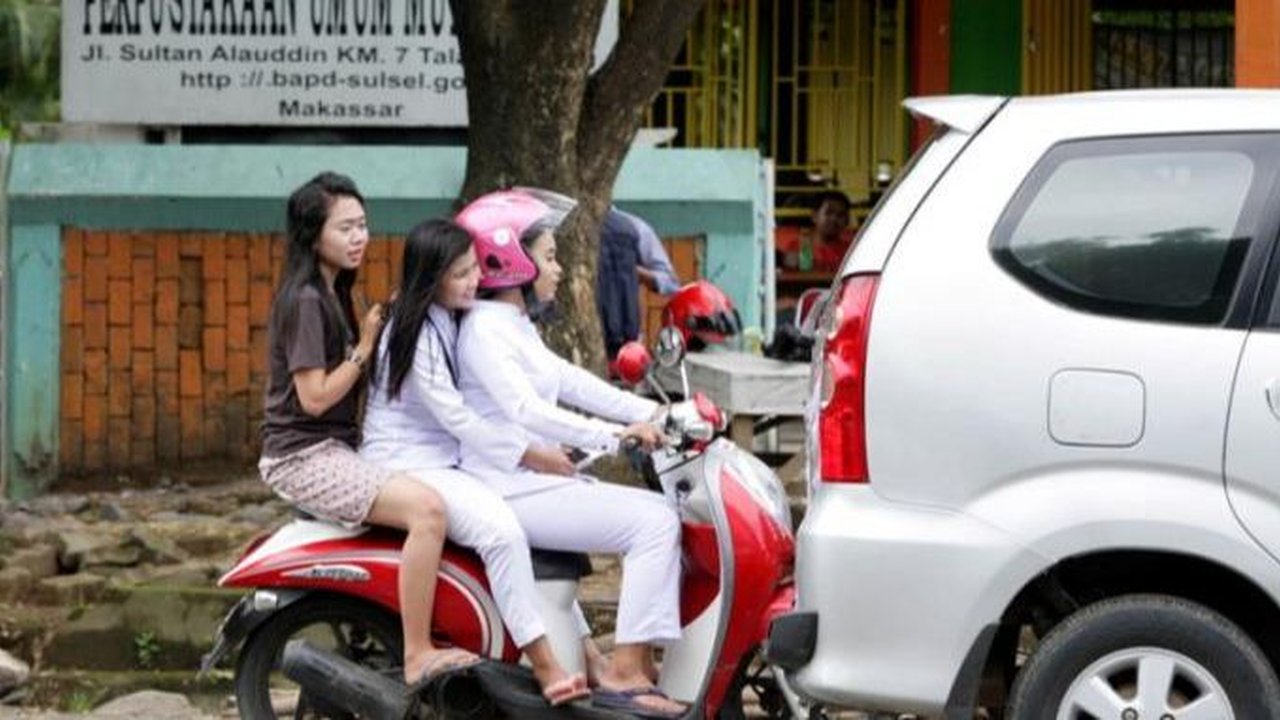 Anda akan dikenai denda jika melanggar aturan dengan membawa tiga penumpang di motor.