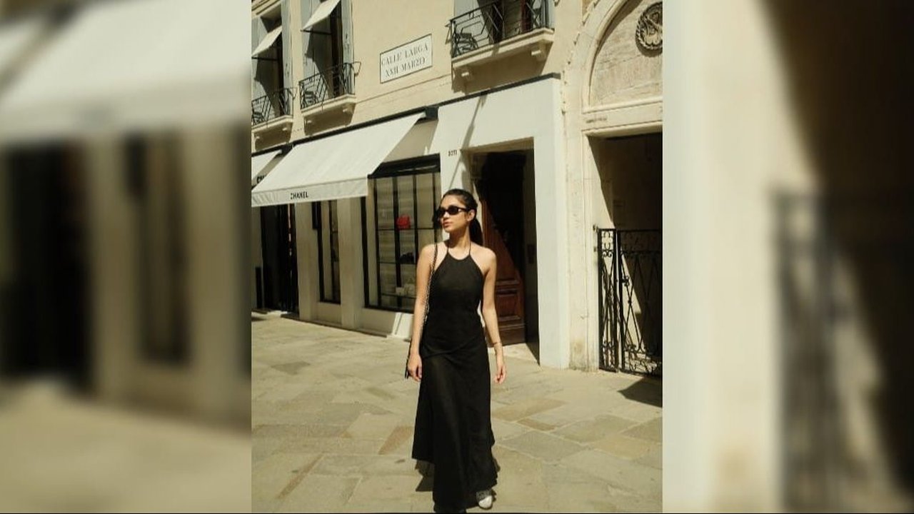 Tampil Modis, ini 7 Potret Azizah Salsha saat jalan-jalan di Venice Italia