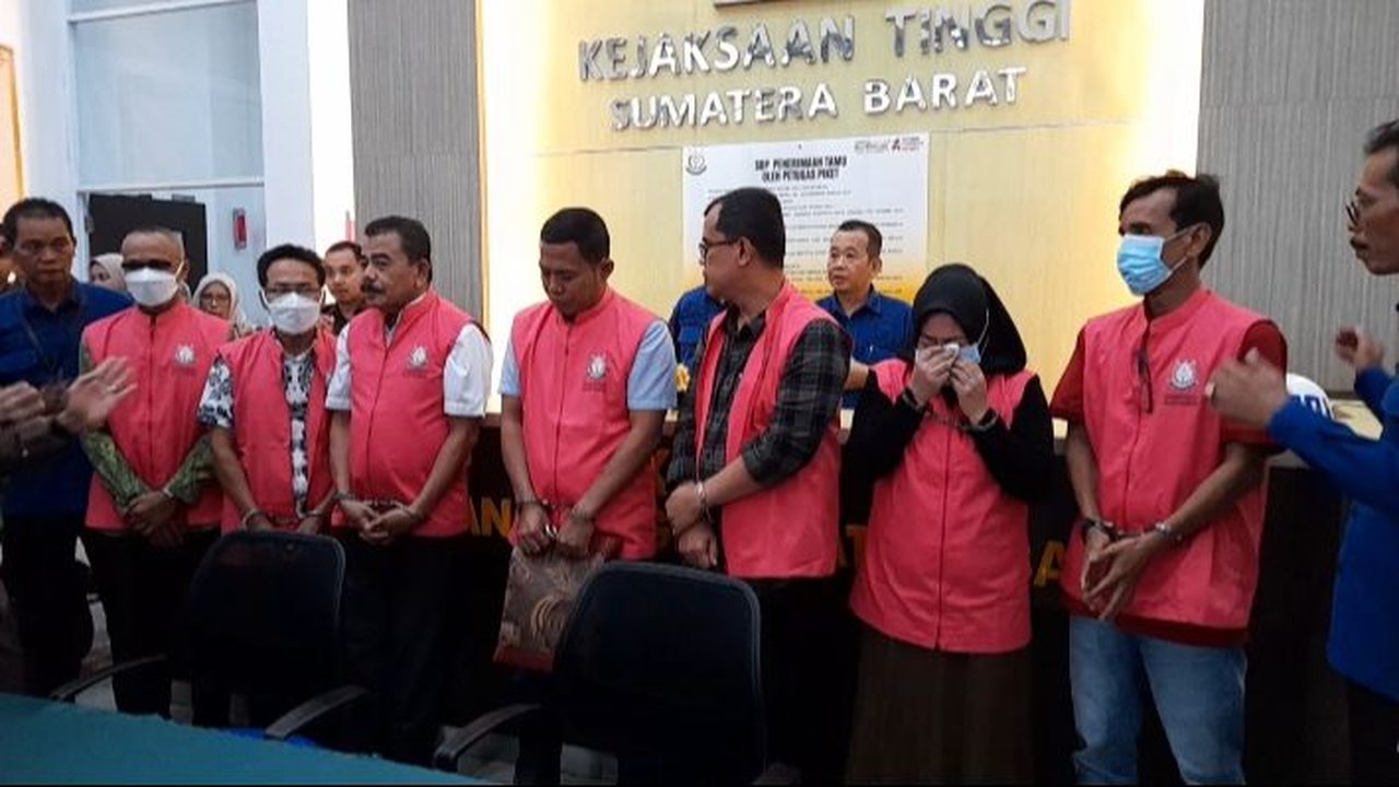 Menangis Tersedu-sedu Tersangka Korupsi Disdik Sumbar Senilai Rp5,5 Miliar saat Dipamerkan Depan Kamera