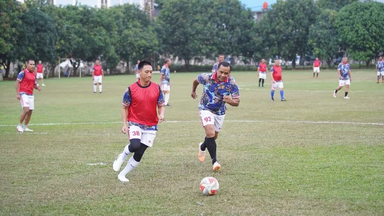 Aksi Mayjen TNI Darah Kopassus Main Bola Bareng Jajaran, Gocekannya Bikin Geleng-geleng