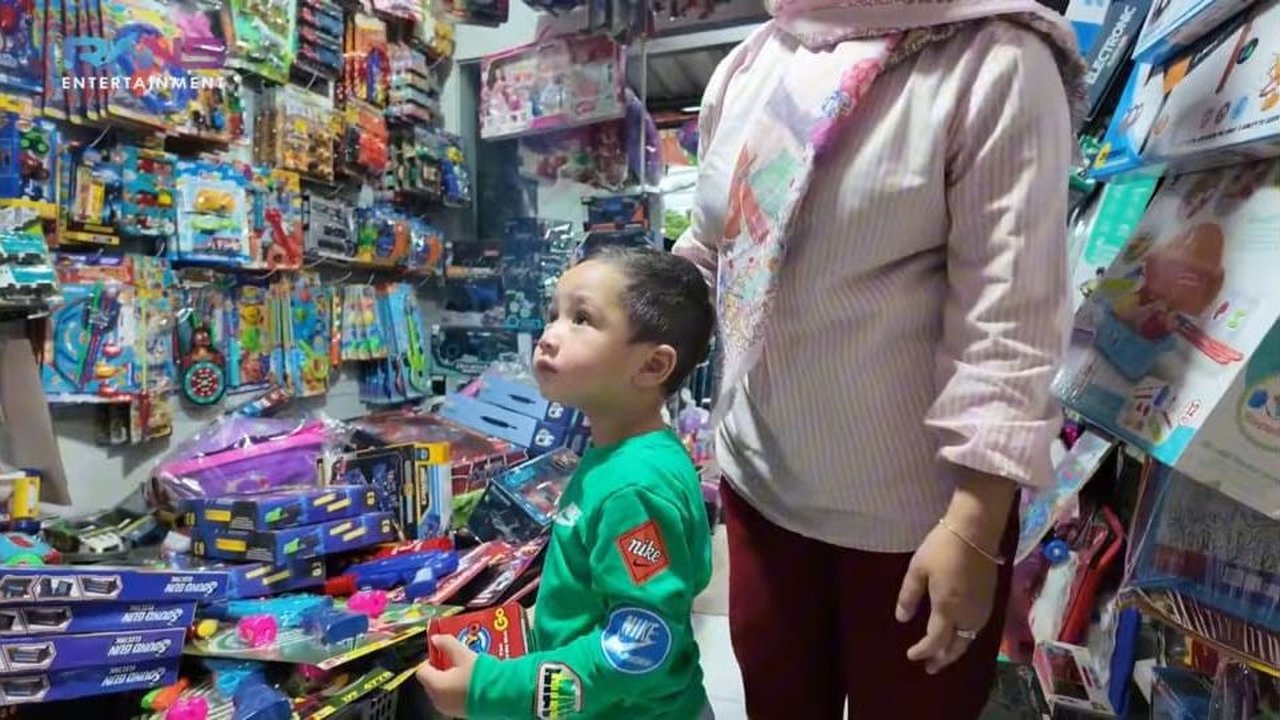 Biasa di Mal, Momen Rayyanza Beli Mainan di Pasar Happy Banget