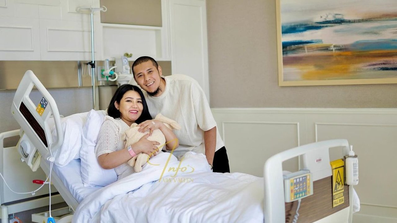 Kini jadi Seorang Ibu, ini Momen Bahagia Via Vallen saat Gendong Anak Pertamanya yang Baru Lahir