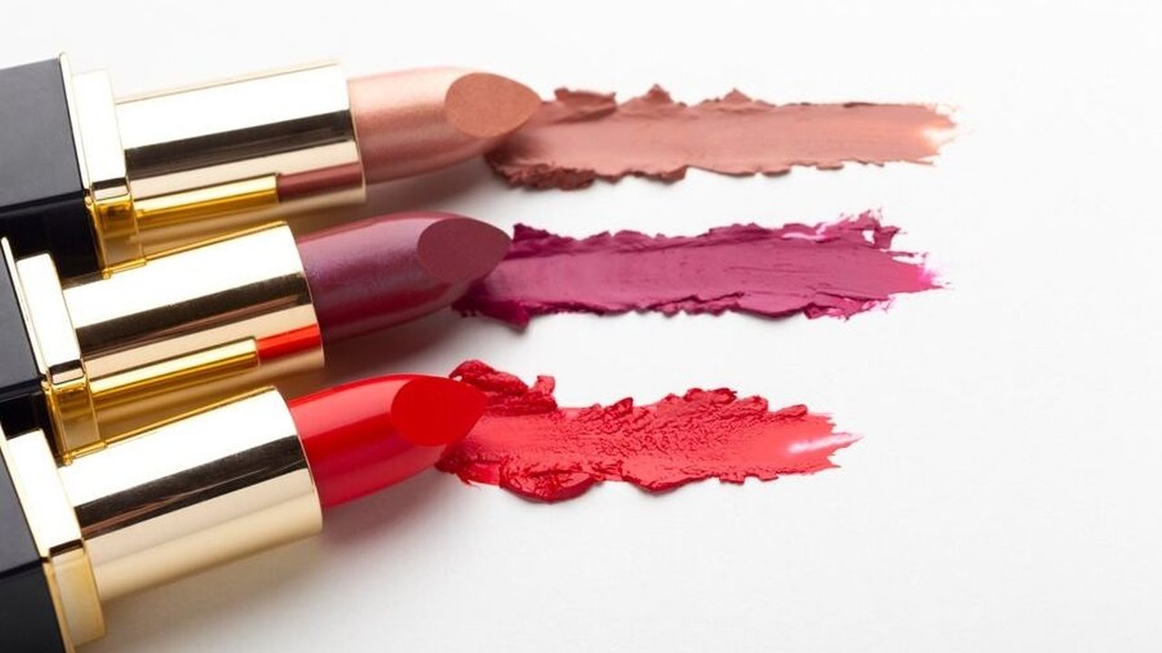 Jangan Dibuang! Ini Cara Menyambungkan Lipstik yang Patah dengan Cara yang Mudah