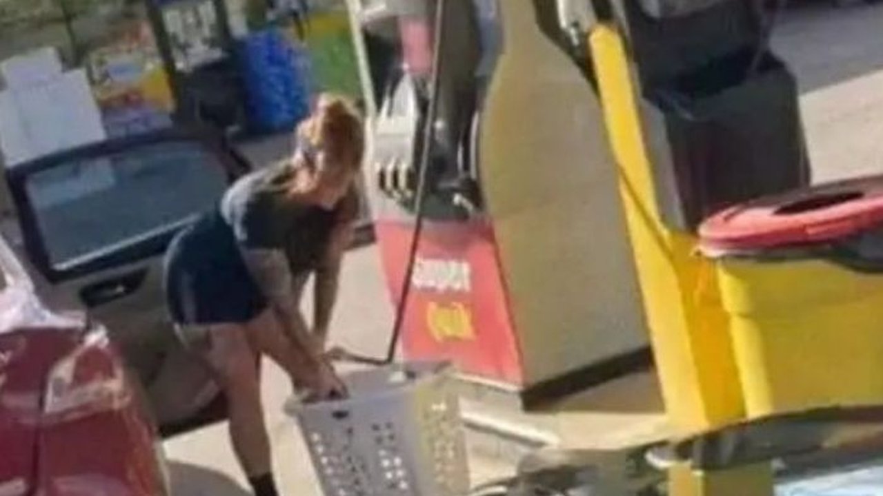 10 Potret Tingkah Kocak Emak-emak Isi Bensin di SPBU, Ada-ada Aja Aksi Uniknya
