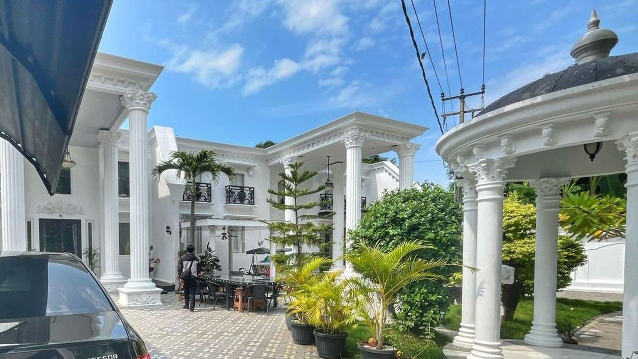 Mewah Bernuansa Putih Kantor Toni RM Pengacara Pegi, Berpilar Tinggi Terlihat Elegan