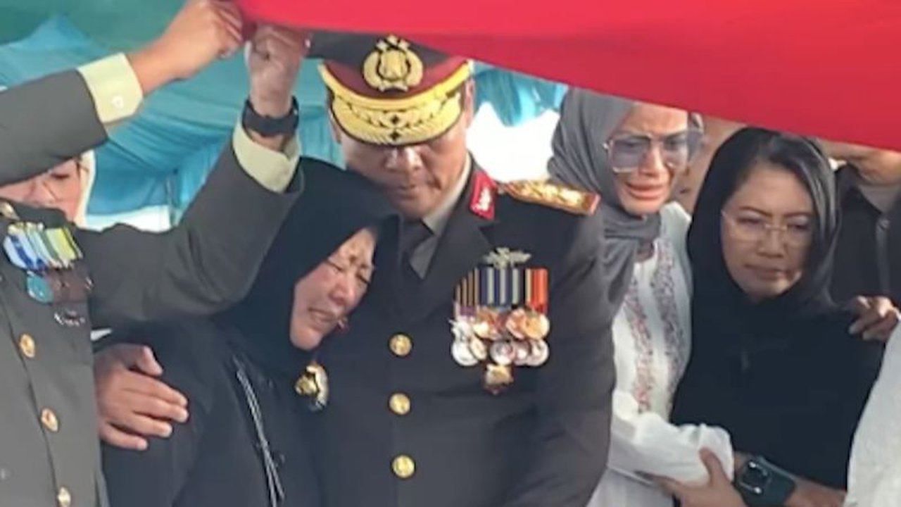 Momen Ayah Irjen Krishna Murti Dimakamkan Secara Militer, Suara Sang Anak Jenderal TNI saat Bacakan Riwayat Hidup Penuh Haru
