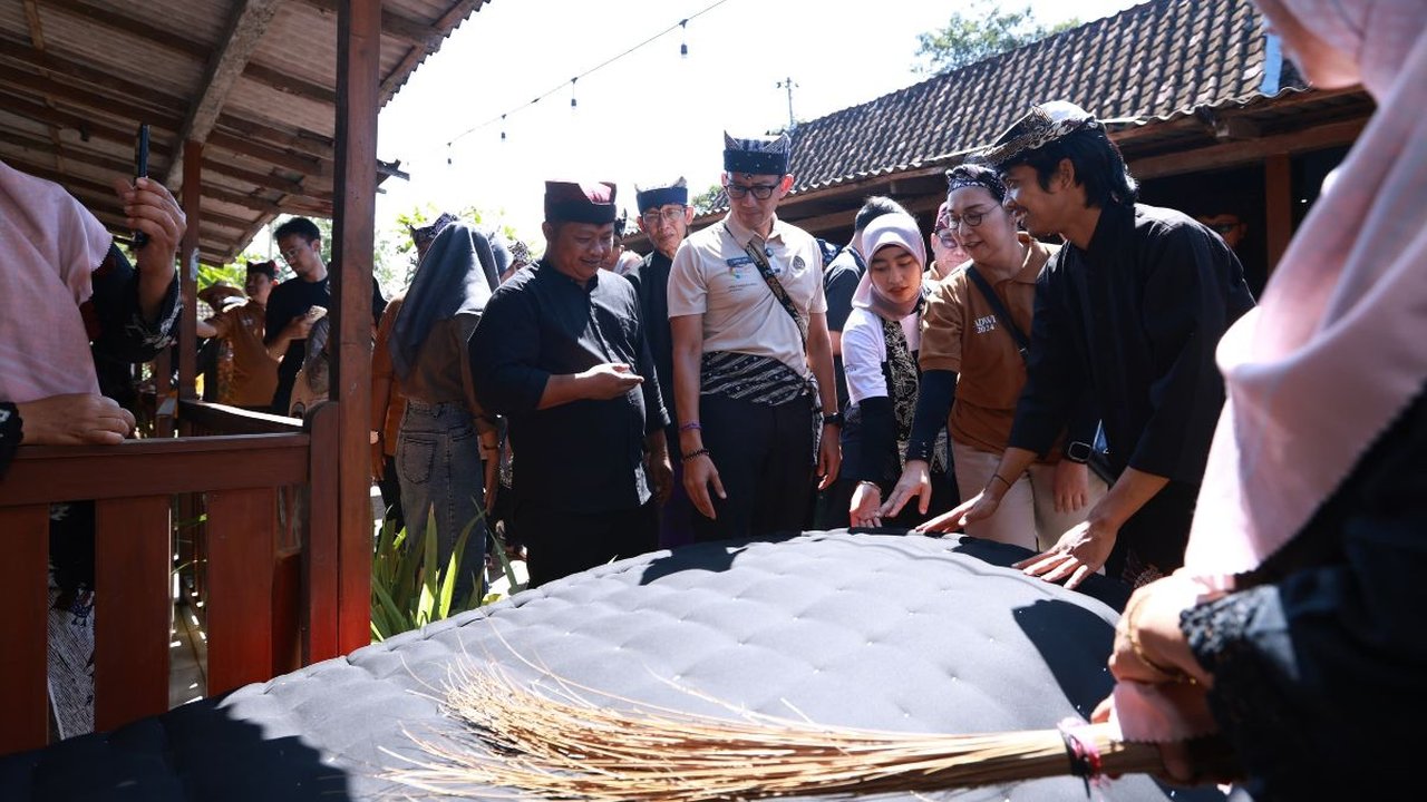 Kunjungi Desa Wisata Adat Kemiren Banyuwangi, Menteri Sandiaga: Pengalaman World Class Tourism