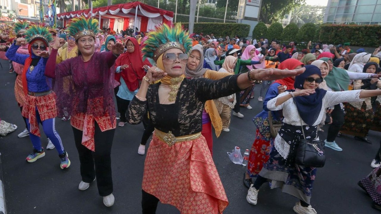 FOTO: Keseruan Menari Poco-Poco Berbalut Kebaya di CFD Jakarta