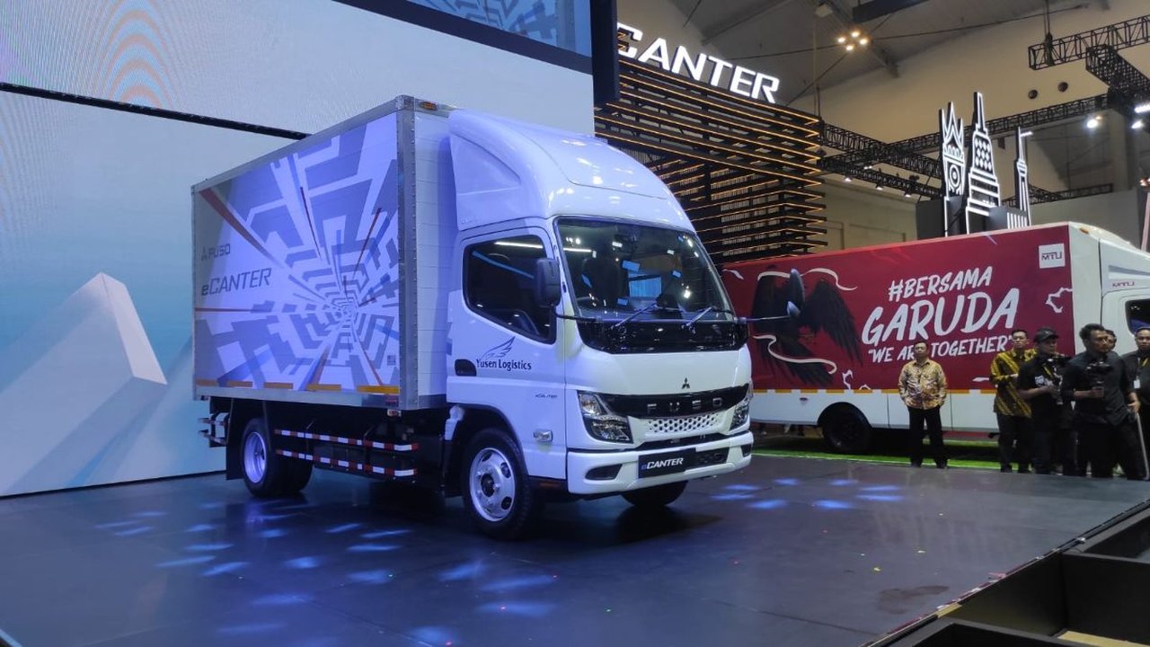 Baru Dirilis, Mitsubishi Fuso Langsung Serah Terima unit Pertama eCanter ke PT Yusen Logistic Indonesia
