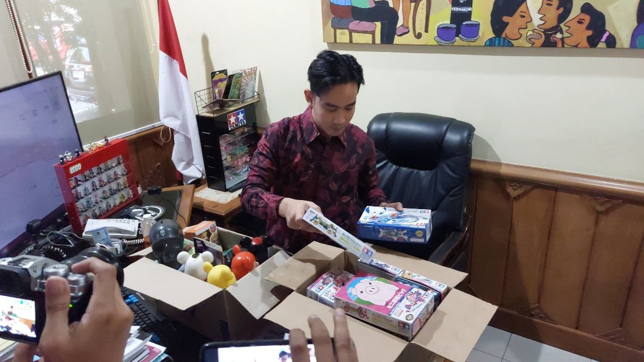 Menengok Koleksi Mainan di Meja Kerja Gibran dari Tamiya Hingga Bearbrick