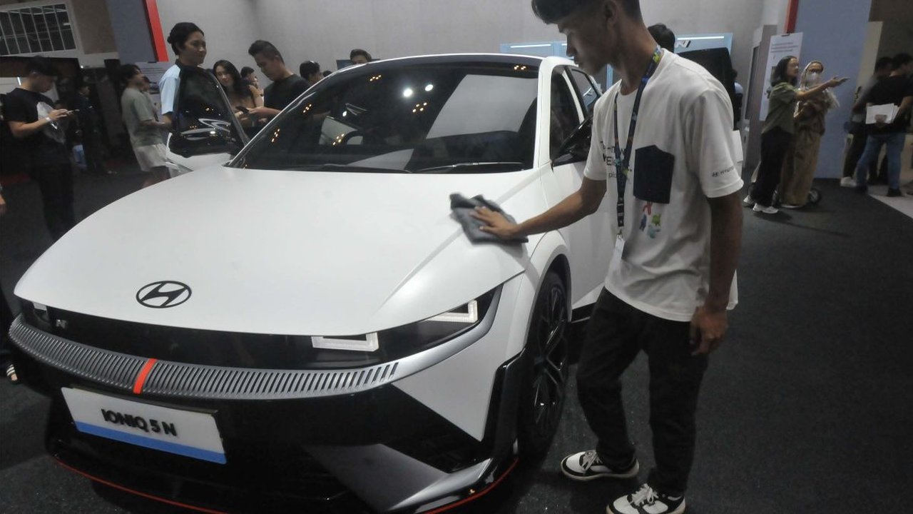 FOTO: Potret Mobil dan Motor Listrik Jadi Daya Tarik di Arena GIIAS 2024