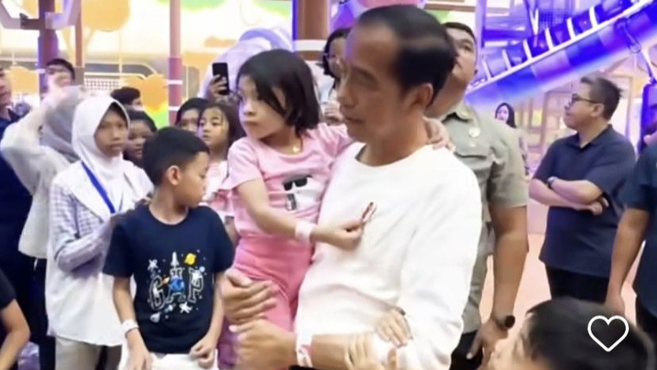 Jokowi Nikmati Akhir Pekan Bersama Cucu Sambil Ngevlog
