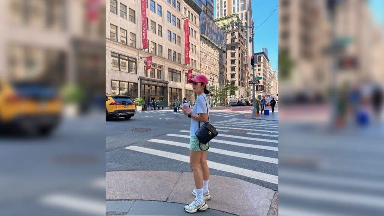 7 Gaya Bunga Zainal saat Jalan-jalan di New York, Penampilannya Disebut Masih Seperti ABG