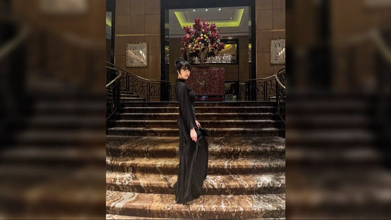 Potret Anya Geraldine dalam Balutan Dress Hitam, Cantik Menawan dengan Rambut Diponi