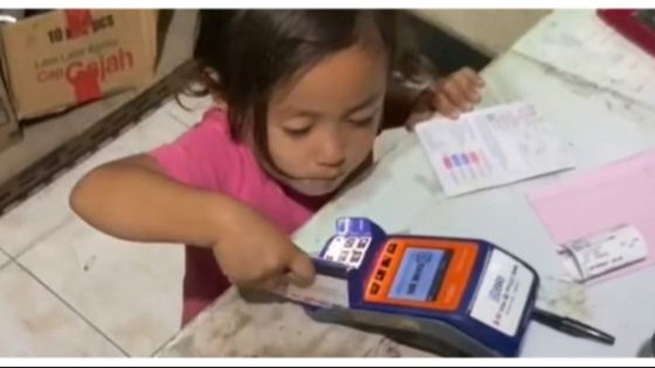 Viral Bocah 2 Tahun Jaga Warung Bisa Fotocopy hingga Transfer Uang, Tingkahnya Curi Perhatian