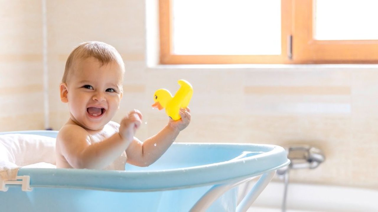 Manfaat Mandi Air Hangat untuk Bayi, Salah Satunya agar Tidurnya Nyenyak