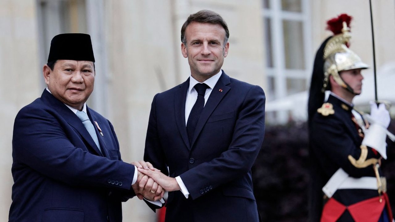 FOTO: Momen Prabowo Hadiri Jamuan Makan Malam Presiden Prancis Emmanuel Macron, Disambut Senyum dan Peluk Hangat