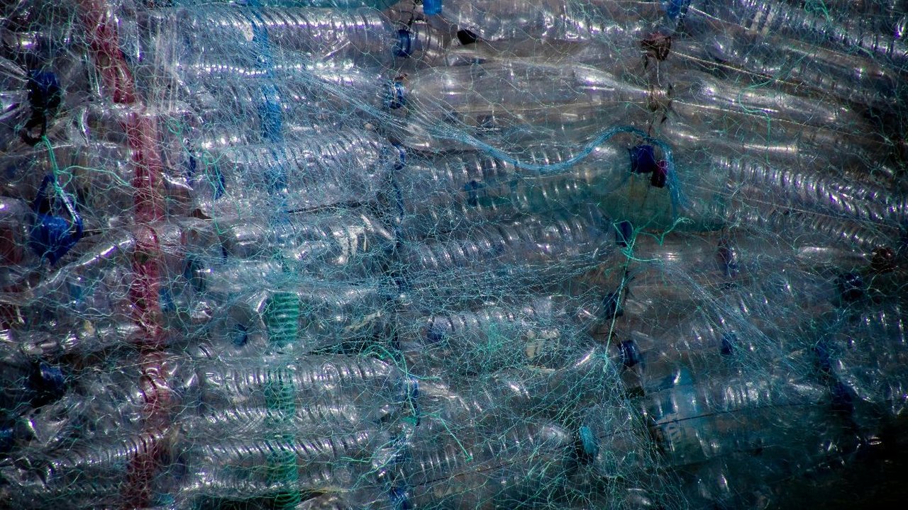 Banyak yang Dibiarkan Menumpuk di Sembarang Tempat, Mahasiswa UGM Berhasil Sulap Sampah Plastik Jadi Produk Meja dan Kursi